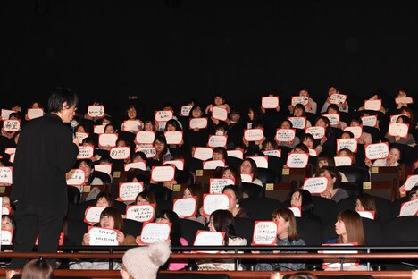 感想が書かれたボードをまじまじと見る吉田大八(左)。