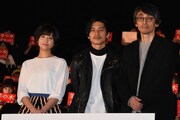 「羊の木」大ヒット御礼舞台挨拶の様子。左から木村文乃、錦戸亮、吉田大八。