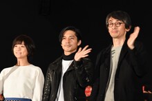 「羊の木」大ヒット御礼舞台挨拶の様子。左から木村文乃、錦戸亮、吉田大八監督。