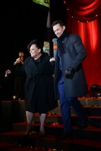 左からキアラ・セトル、ヒュー・ジャックマン。