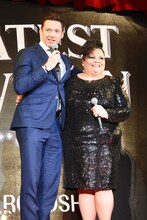 左からヒュー・ジャックマン、キアラ・セトル。