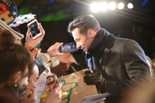ファンと交流するヒュー・ジャックマン。