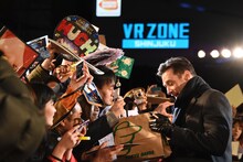 ファンと交流するヒュー・ジャックマン。