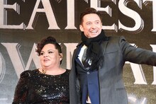 「グレイテスト・ショーマン」レッドカーペットイベントの様子。左からキアラ・セトル、ヒュー・ジャックマン。