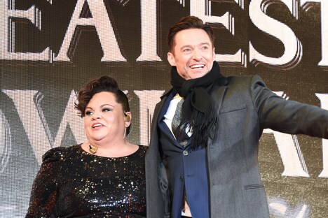 映画「グレイテスト・ショーマン」レッドカーペットイベントの様子。左からキアラ・セトル、ヒュー・ジャックマン。