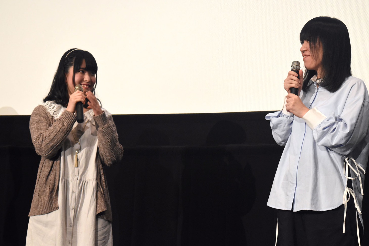左から石見舞菜香、岡田麿里監督。