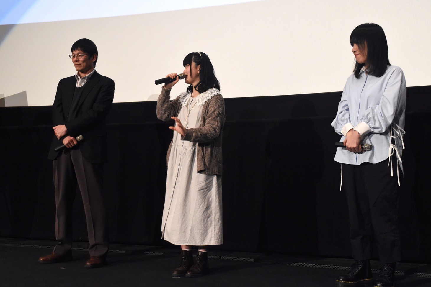 左から堀川憲司、石見舞菜香、岡田麿里監督。