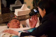 「私は絶対許さない」撮影現場での隆大介（左）、西川可奈子（右）。