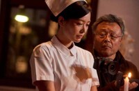 「私は絶対許さない」撮影現場での平塚千瑛（左）、高間賢治（右）。