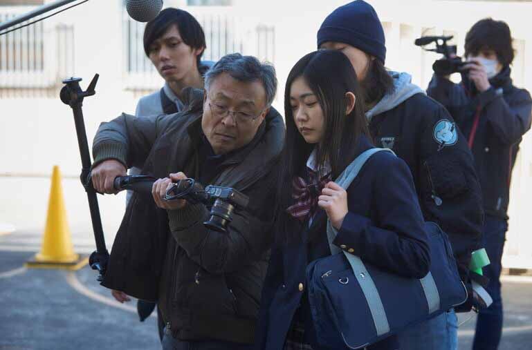 「私は絶対許さない」撮影現場での高間賢治（左）、西川可奈子（右）。