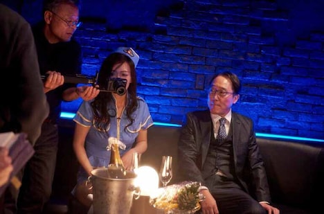 「私は絶対許さない」撮影現場での高間賢治(左)、平塚千瑛(中央)、佐野史郎(右)。