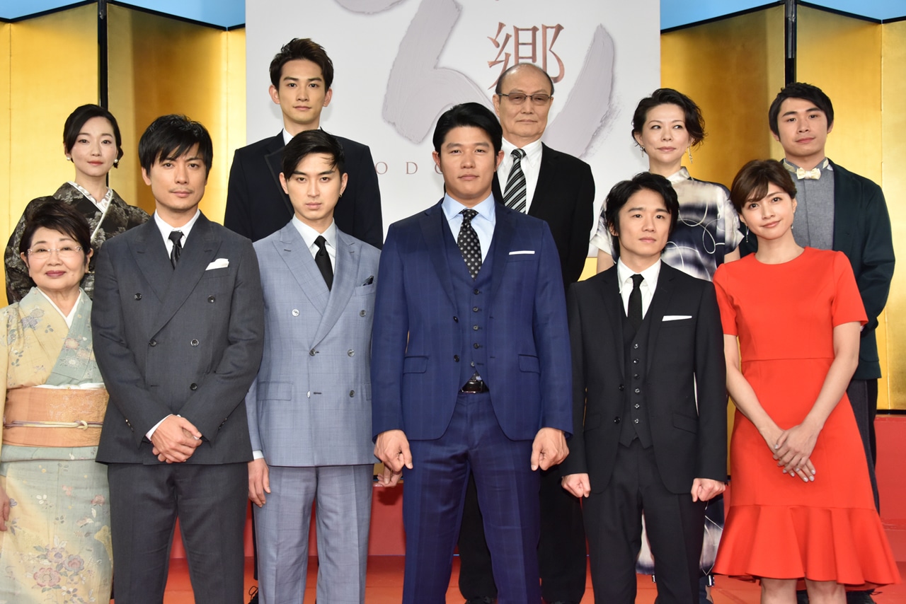 NHK大河ドラマ「西郷どん」記者会見の様子。下段左から泉ピン子、玉山鉄二、松田翔太、鈴木亮平、風間俊介、内田有紀。上段左から里アンナ、町田啓太、石橋蓮司、秋山菜津子、斎藤嘉樹。