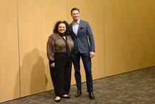 「グレイテスト・ショーマン」来日会見に出席したヒュー・ジャックマン（右）とキアラ・セトル（左）。