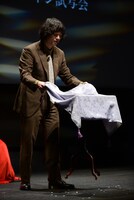 椅子を宙に浮かす染谷将太。