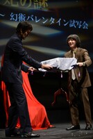 椅子を宙に浮かす阿部寛（左）と染谷将太（右）。