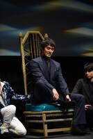 椅子の上で胡坐をかこうとする阿部寛。