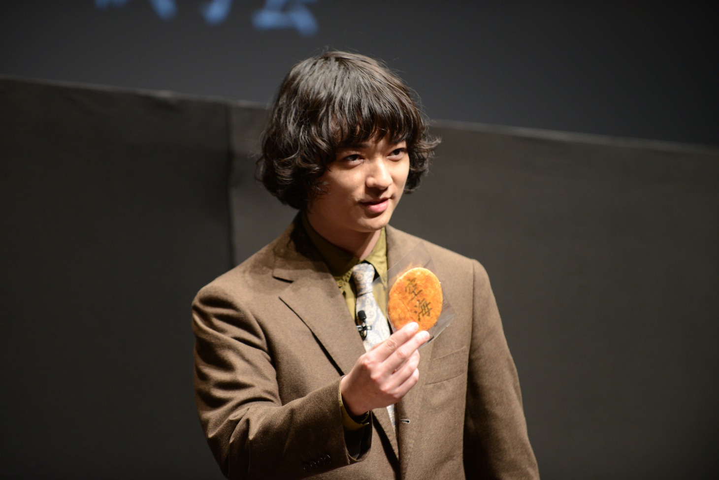 「これ食うかい？」とせんべいを薦める空海役の染谷将太。