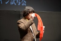 布の中からバラを出す染谷将太。