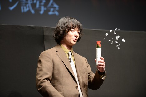 幻術でバラを出した染谷将太。