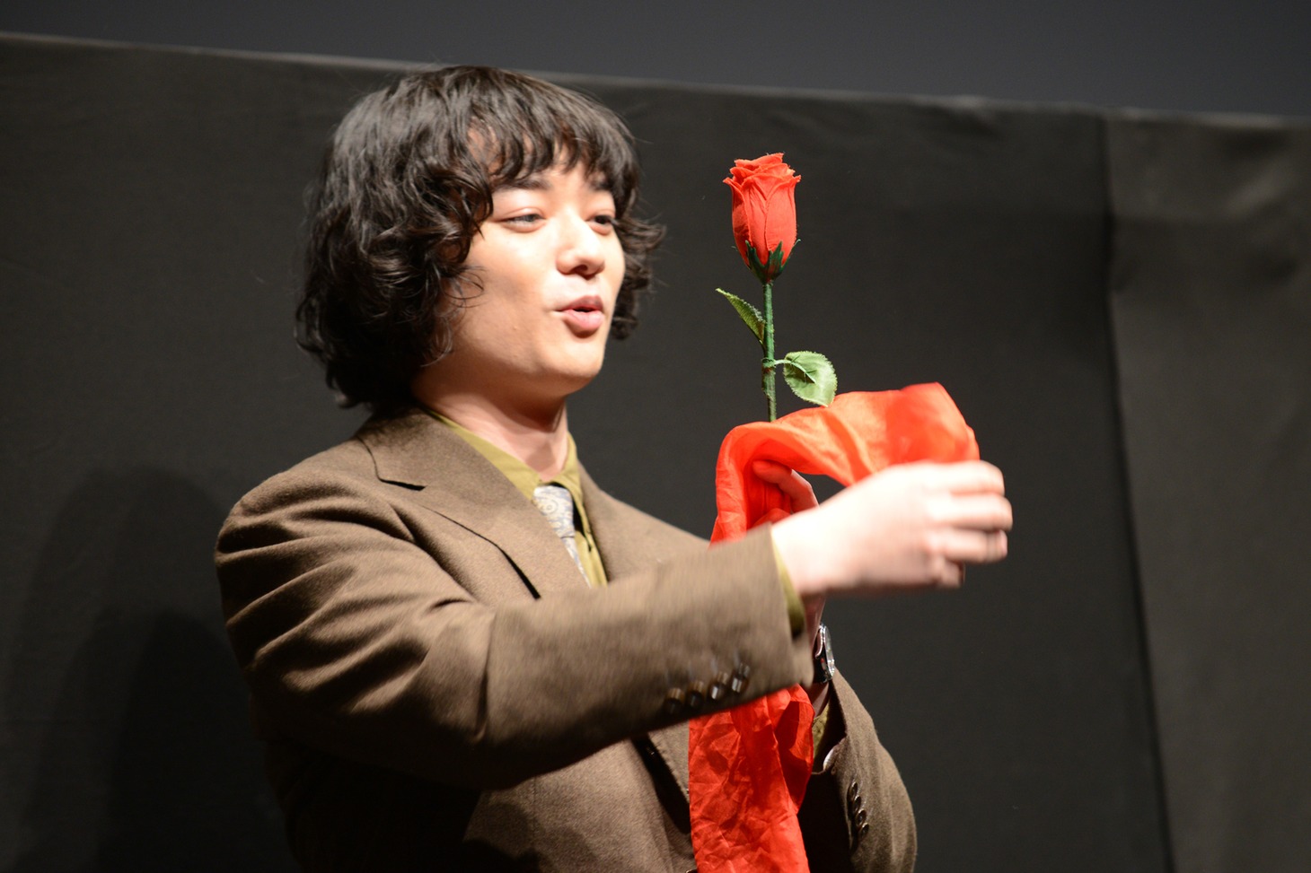 布の中からバラを出す染谷将太。