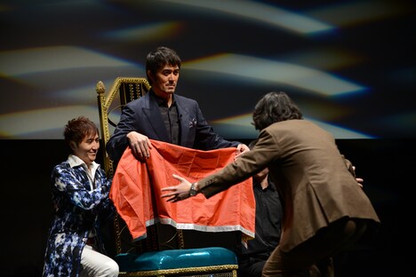 幻術で阿部寛（中央）を宙に浮かす染谷将太（右）。