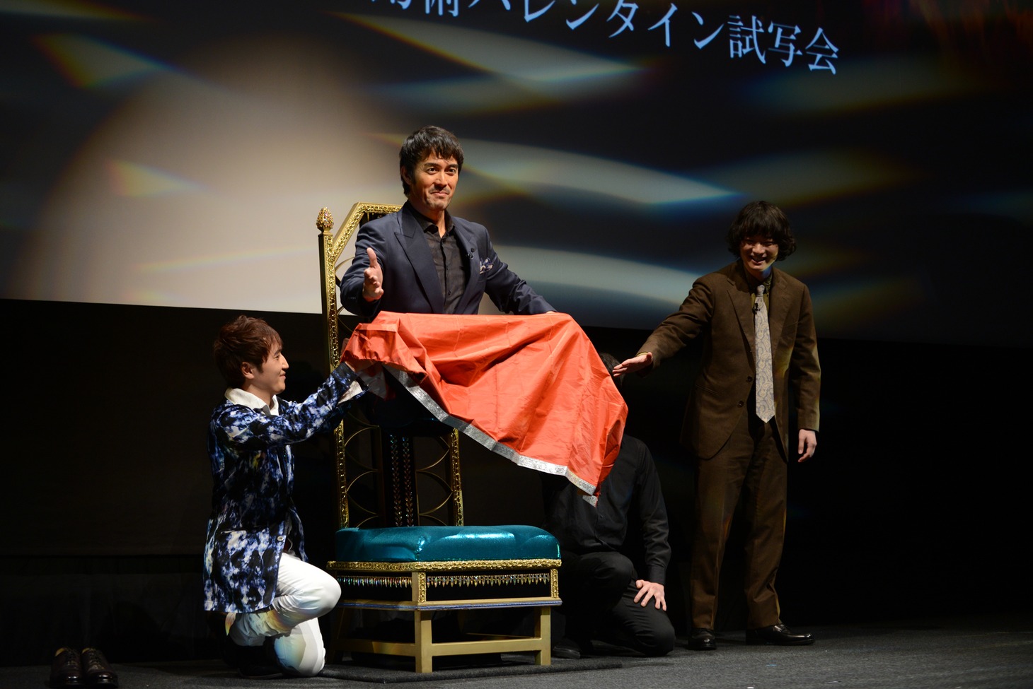 幻術で阿部寛（中央）を宙に浮かす染谷将太（右）。