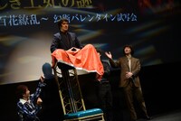 染谷将太（右）の幻術で宙に浮く阿部寛（中央）。