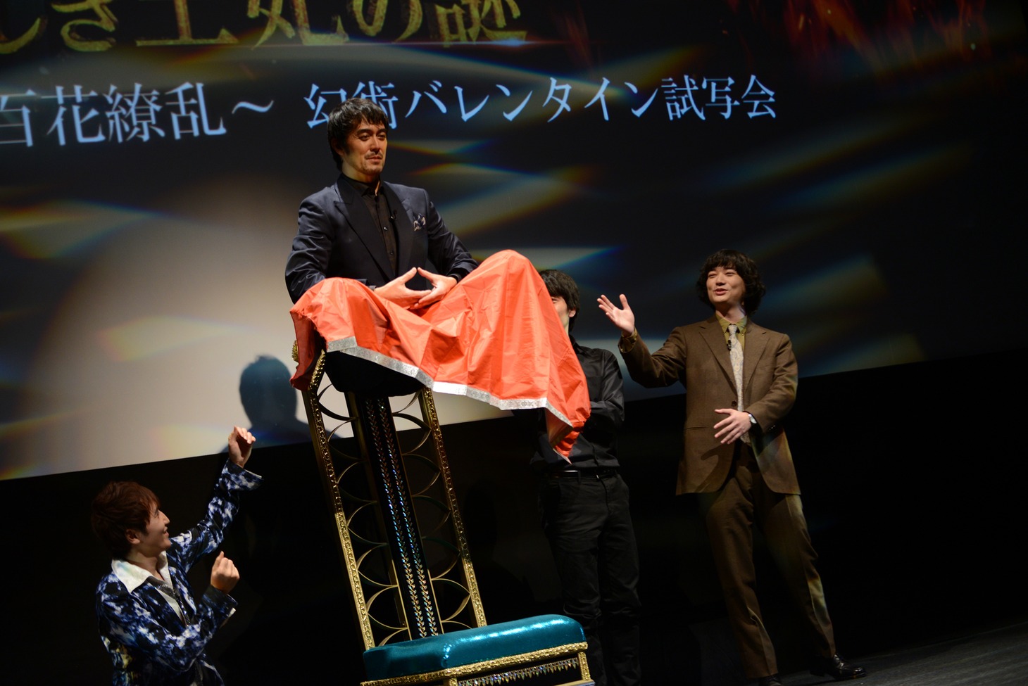 染谷将太（右）の幻術で宙に浮く阿部寛（中央）。