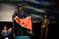 幻術で宙に浮く阿部寛（中央）と染谷将太（右）。