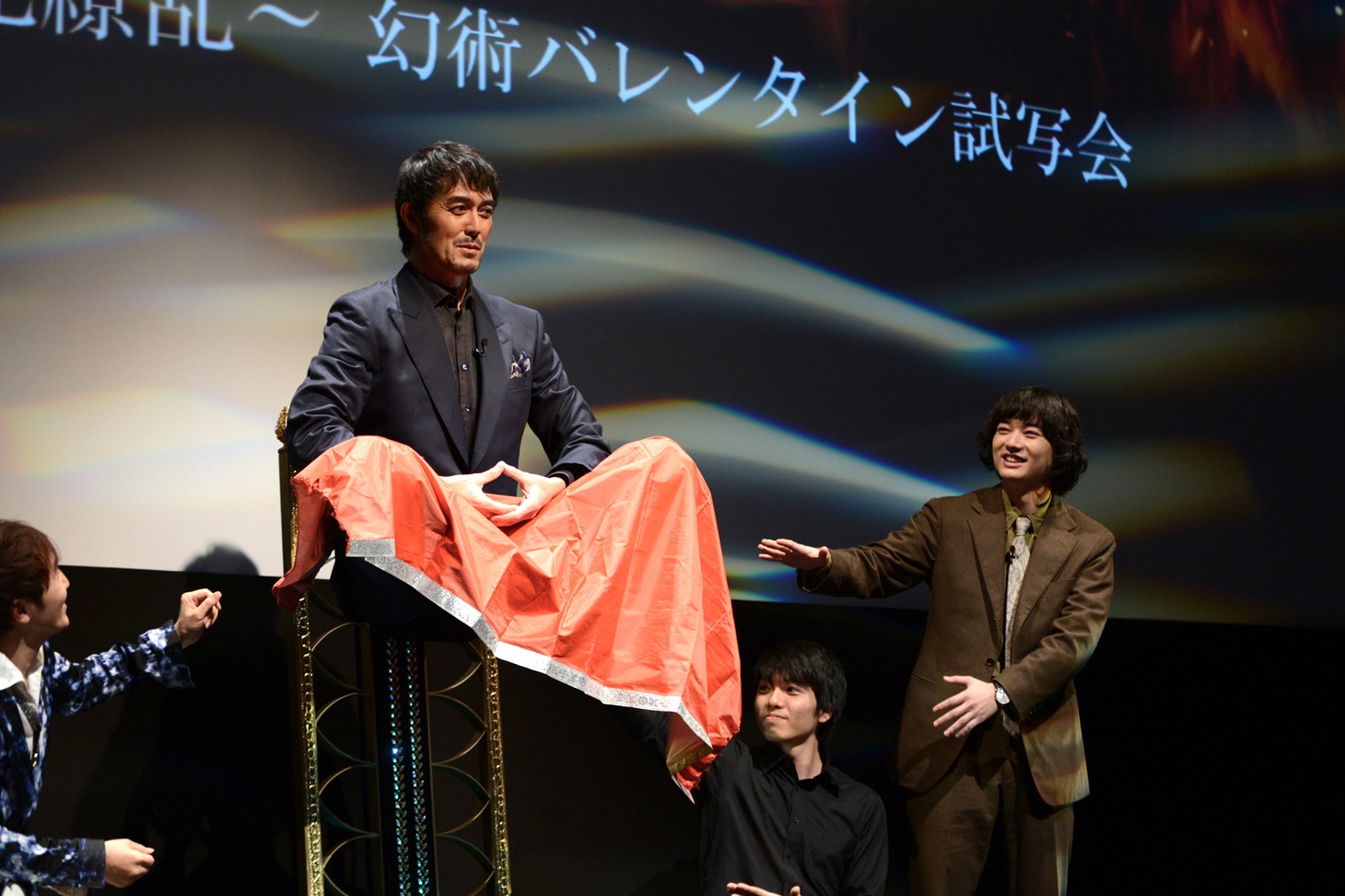 染谷将太（右）の幻術で宙に浮く阿部寛（左）。