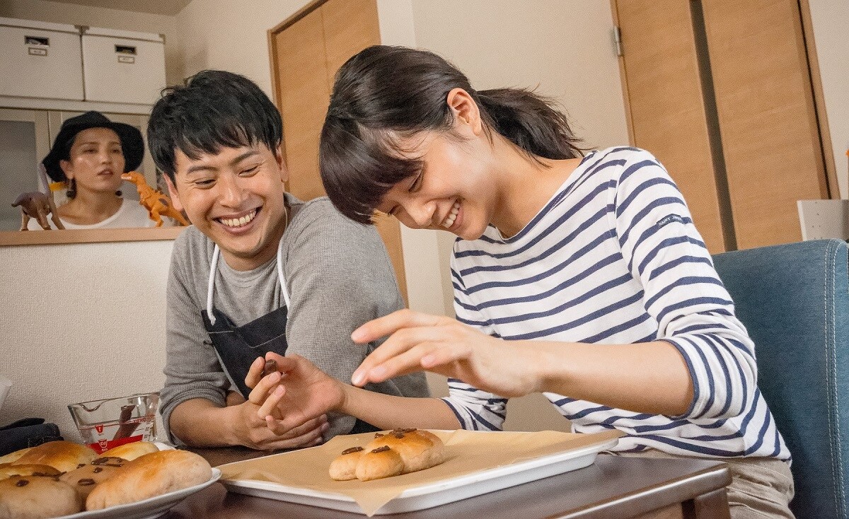 深川麻衣と山下健二郎が“くまさんパン”作り「パンバス」メイキング写真
