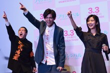 観客にエールを送る小瀧望（中央）、黒島結菜（右）。