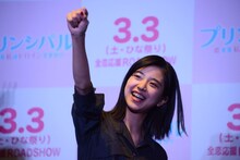 観客にエールを送る黒島結菜。