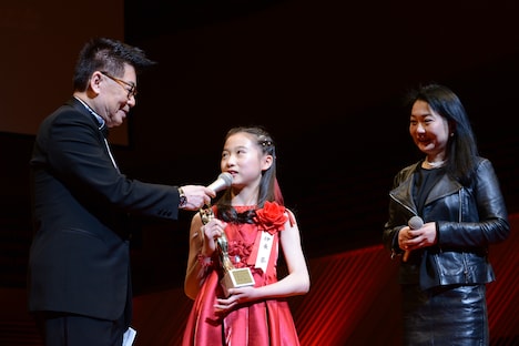 伊東蒼（中央）と新藤風（右）。