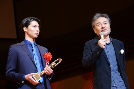 左から高杉真宙、黒沢清。