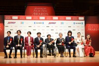 第72回毎日映画コンクール表彰式の様子。