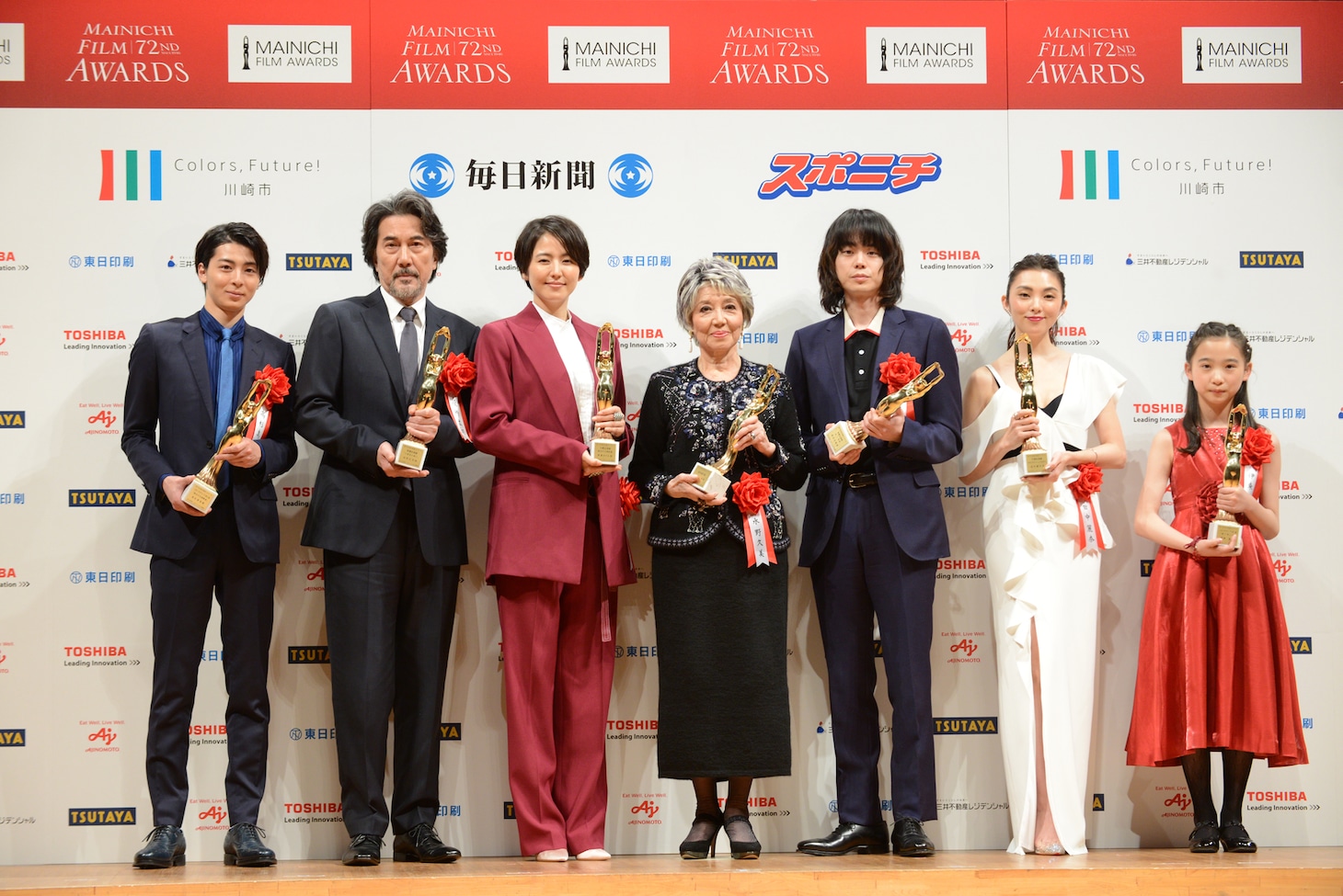第72回毎日映画コンクール表彰式の様子。左から高杉真宙、役所広司、長澤まさみ、水野久美、菅田将暉、田中麗奈、伊東蒼。