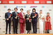 第72回毎日映画コンクール表彰式の様子。左から高杉真宙、役所広司、長澤まさみ、水野久美、菅田将暉、田中麗奈、伊東蒼。
