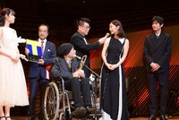 「花筐／HANAGATAMI」のスタッフ、キャスト陣に囲まれる大林宣彦（中央）。