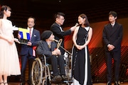 「花筐/HANAGATAMI」のスタッフ、キャスト陣に囲まれる大林宣彦(中央)。