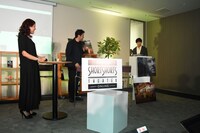 鈴木伸之（右）の登場を受け、歓声を上げるLiLiCo（左）。