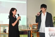 鈴木伸之（右）の登場を受け、歓声を上げるLiLiCo（左）。