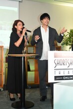 マイクが不調だったため、「地声で全然行けるので！」と声を張る鈴木伸之（右）。