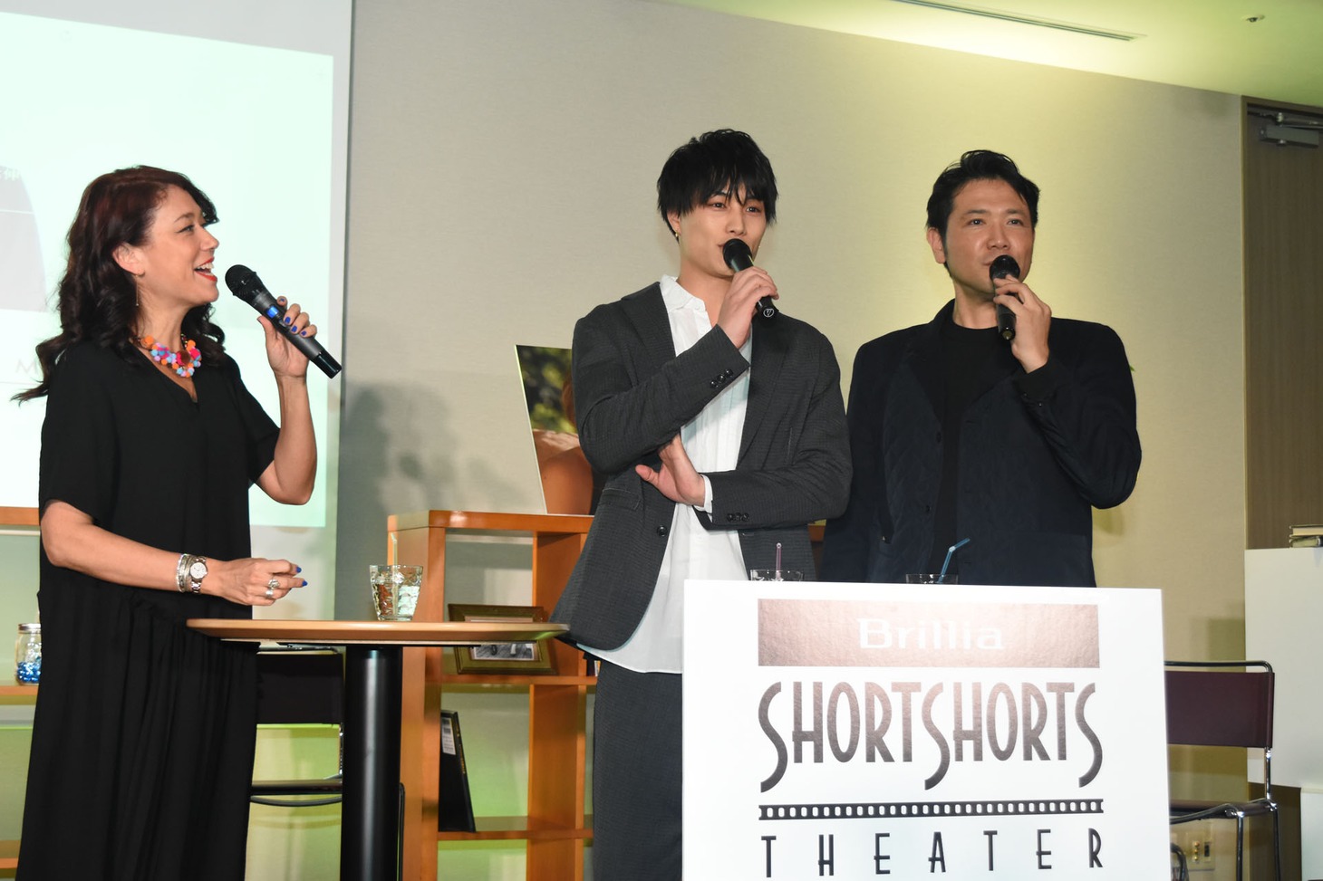 身長を比べる鈴木伸之（中央）と別所哲也（右）。