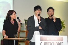 鈴木伸之（中央）と自身を「イケメンと程よいイケメンです」と紹介する別所哲也（右）。