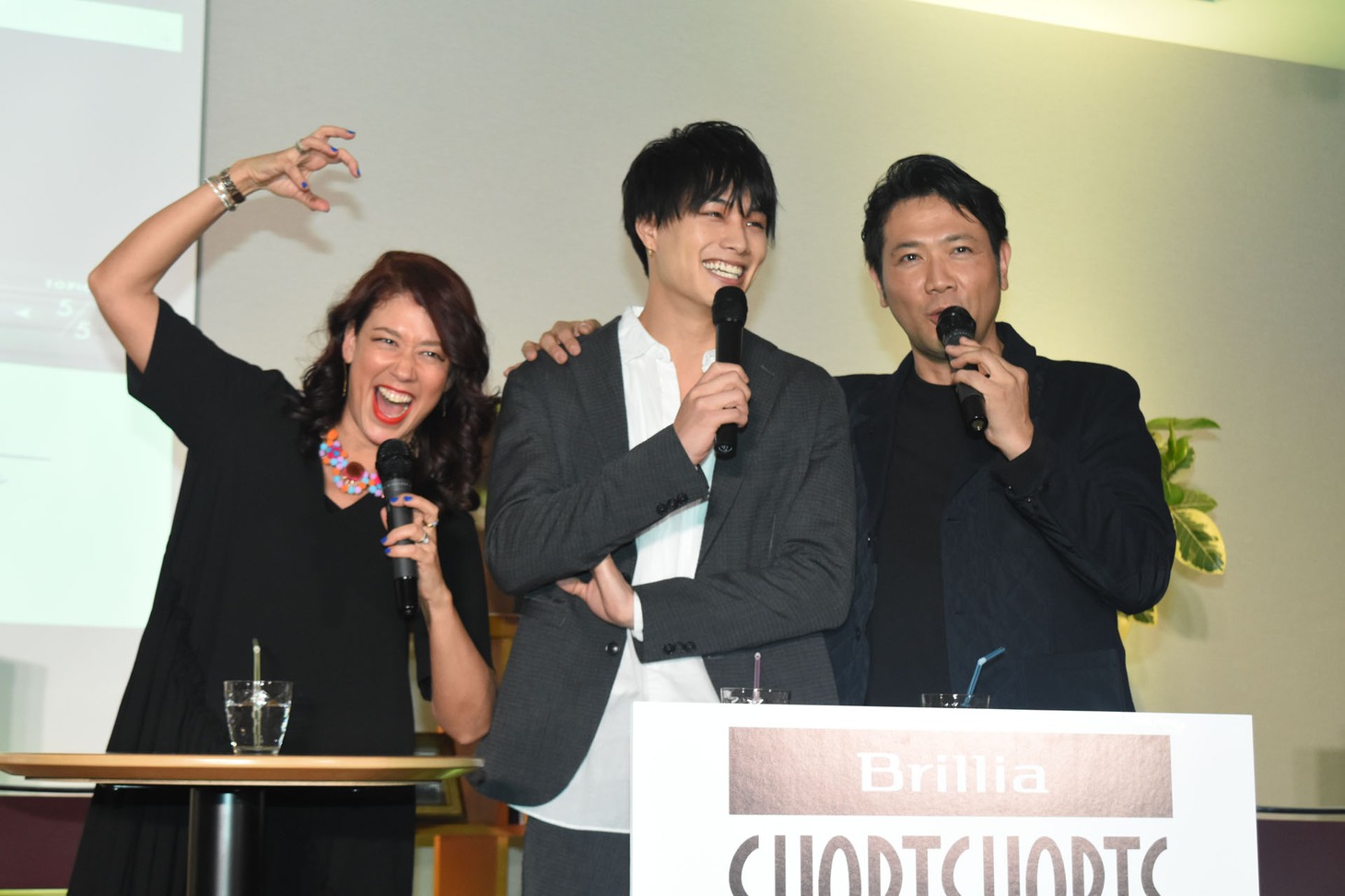 鈴木伸之（中央）と自身を「イケメンと程よいイケメンです」と紹介する別所哲也（右）へ、「じゃあ私はそれを狙う魔女！」と言うLiLiCo（左）。
