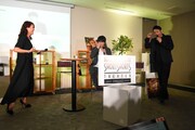 鈴木伸之（中央）が「10年前は15歳なので……」と言うのを聞いて、めまいを起こすLiLiCo（左）と別所哲也（右）。