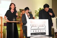 鈴木伸之（中央）が「10年前は15歳なので……」と言うのを聞いて、めまいを起こすLiLiCo（左）と別所哲也（右）。