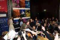 ファンサービスをするウェス・アンダーソン。