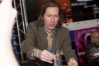 サインをするウェス・アンダーソン。